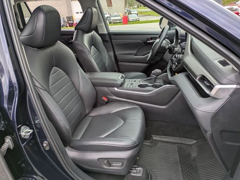 Used 2023 Toyota Highlander XLE AWD/4WD image 24