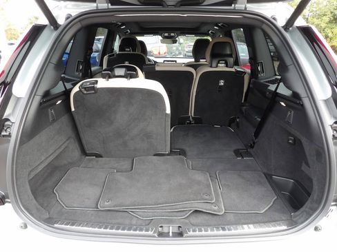 Certified 2025 Volvo XC90 B6 Plus image 27