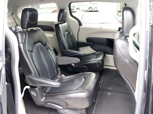 Used 2023 Chrysler Pacifica Touring-L image 15