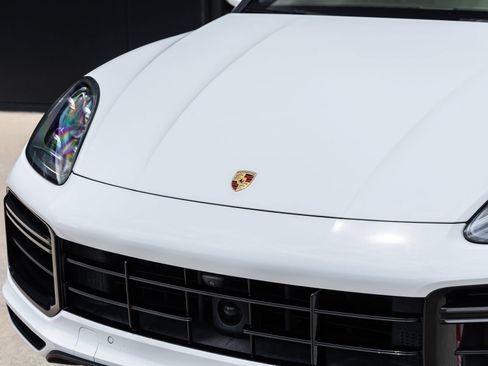 Certified 2020 Porsche Cayenne Turbo AWD/4WD image 18