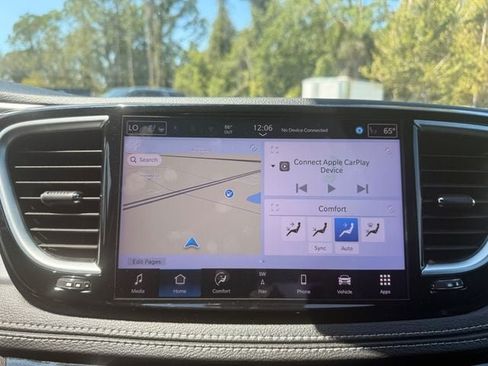 Used 2025 Chrysler Pacifica Limited FWD image 4