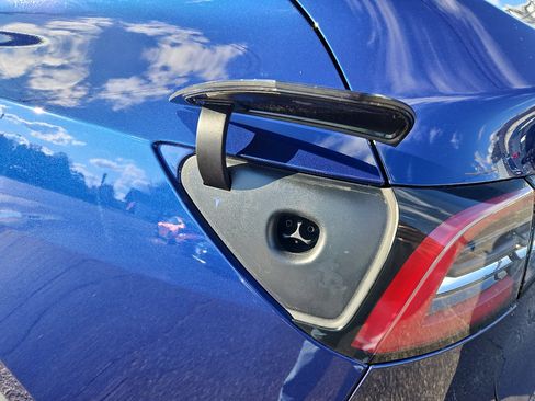 Used 2022 Tesla Model Y Long Range image 5