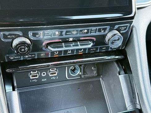 New 2025 Jeep Grand Cherokee Overland w/ Luxury Tech Group IV AWD/4WD image 15