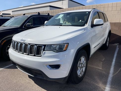Used 2018 Jeep Grand Cherokee Laredo RWD image 3