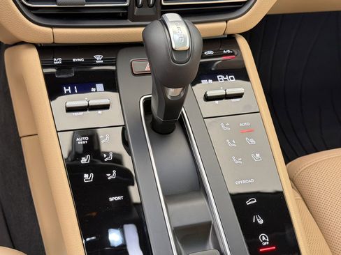 Certified 2025 Porsche Macan AWD/4WD image 20