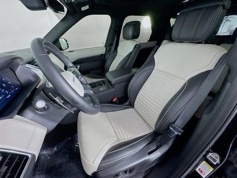 Used 2024 Land Rover Discovery Metropolitan Edition image 11