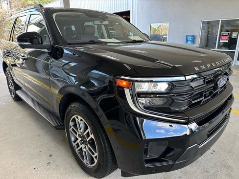Certified 2025 Ford Expedition Active image 9