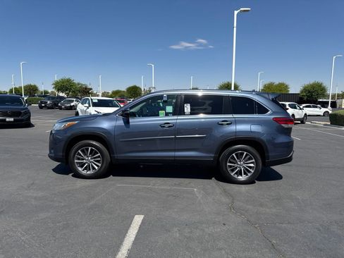 Used 2019 Toyota Highlander XLE FWD image 12