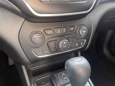 Used 2019 Jeep Cherokee Latitude Plus w/ Comfort/Convenience Group image 18