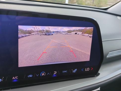 Used 2025 Chevrolet Traverse LT image 24