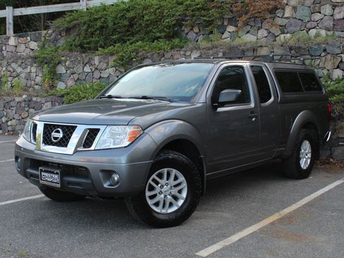Used 2017 Nissan Frontier SV w/ SV Value Truck Package AWD/4WD image 2