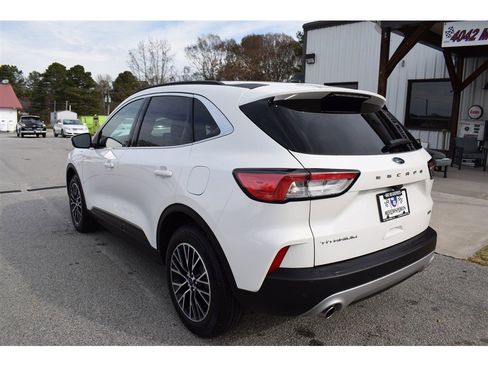 Used 2022 Ford Escape Titanium image 3