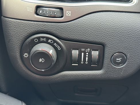 Used 2020 Jeep Cherokee Limited image 26