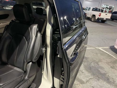 Used 2023 Chrysler Pacifica Touring-L image 21