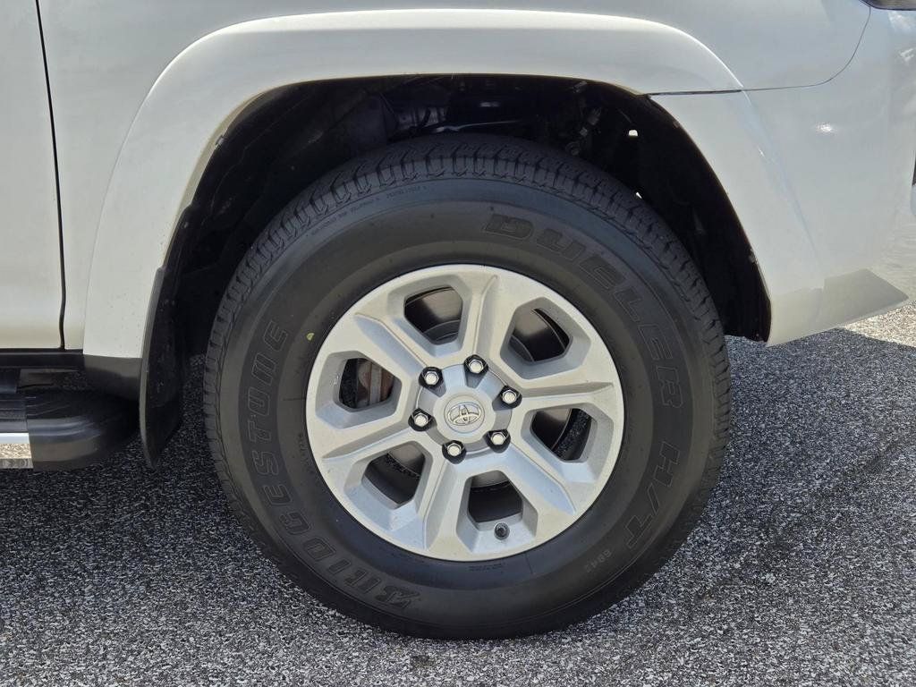 Used 2018 Toyota 4Runner SR5 AWD/4WD image 4