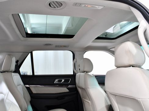 Used 2017 Ford Explorer Platinum image 18