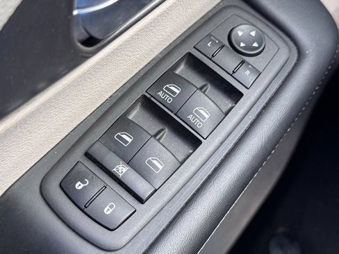 Used 2024 Chrysler Pacifica Limited FWD image 24