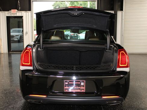 Used 2019 Chrysler 300 Limited w/ Safetytec Plus Group RWD image 43