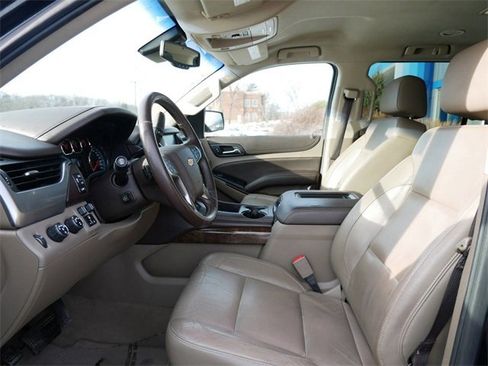 Used 2020 Chevrolet Suburban LT w/ Luxury Package image 8