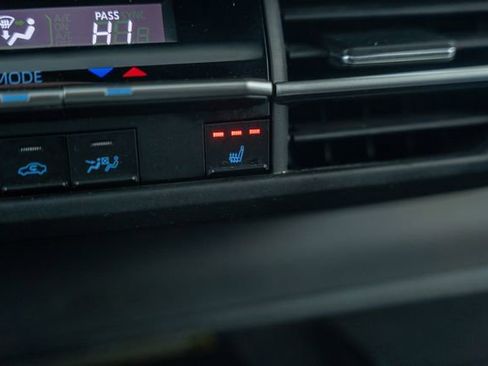 Used 2022 Toyota Sienna XLE Woodland Edition image 34