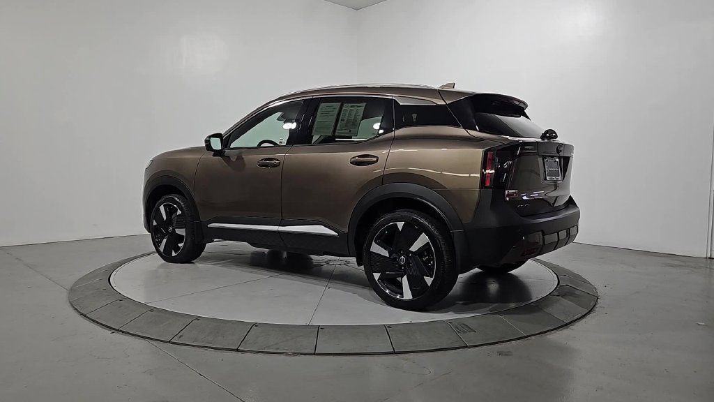 Certified 2025 Nissan Kicks SR FWD image 3