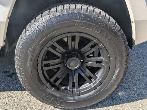 Used 2010 Jeep Commander Sport w/ Sun/Sound Group image 17