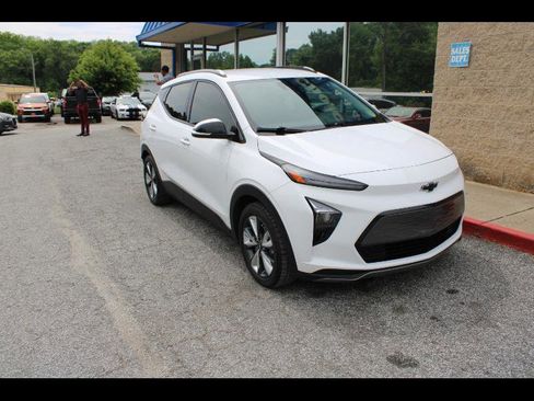 Used 2023 Chevrolet Bolt EUV LT w/ Convenience Package FWD image 1