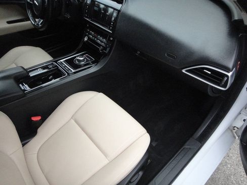 Used 2018 Jaguar XE Premium AWD/4WD image 16