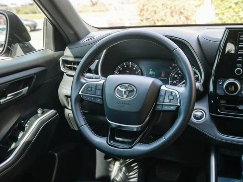 Used 2021 Toyota Highlander XSE AWD/4WD image 12