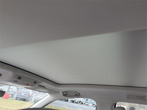 Used 2018 Volkswagen Tiguan SEL Premium image 14