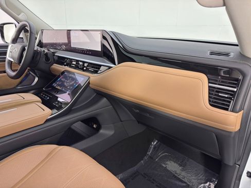 Used 2025 INFINITI QX80 Sensory image 15