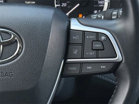 Used 2024 Toyota Highlander LE image 15
