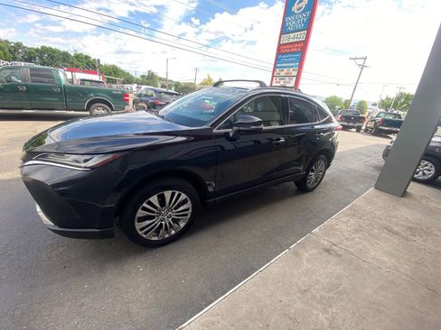 Used 2022 Toyota Venza XLE image 5