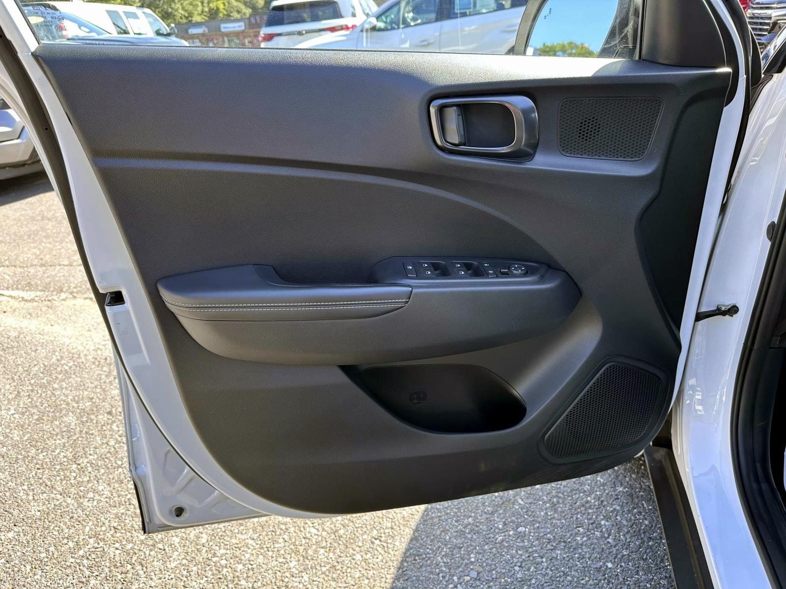 Used 2023 Hyundai Venue Limited w/ Cargo Package FWD image 8