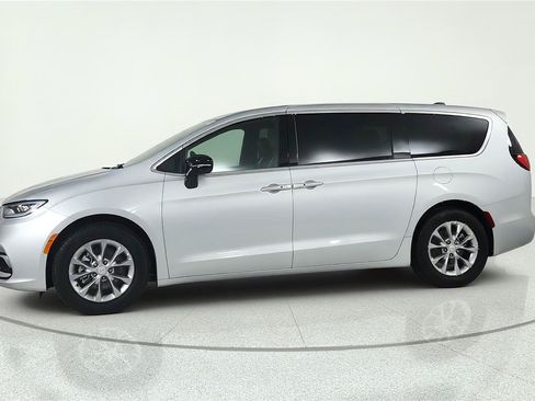Used 2026 Chrysler Pacifica Limited FWD image 2