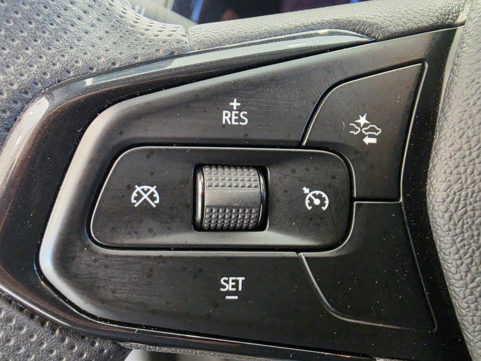 Used 2025 Chevrolet Trax LT FWD image 15