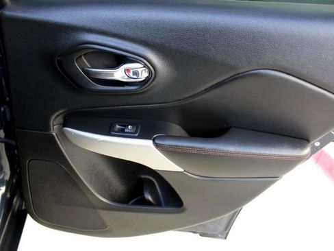 Used 2017 Jeep Cherokee Trailhawk image 15