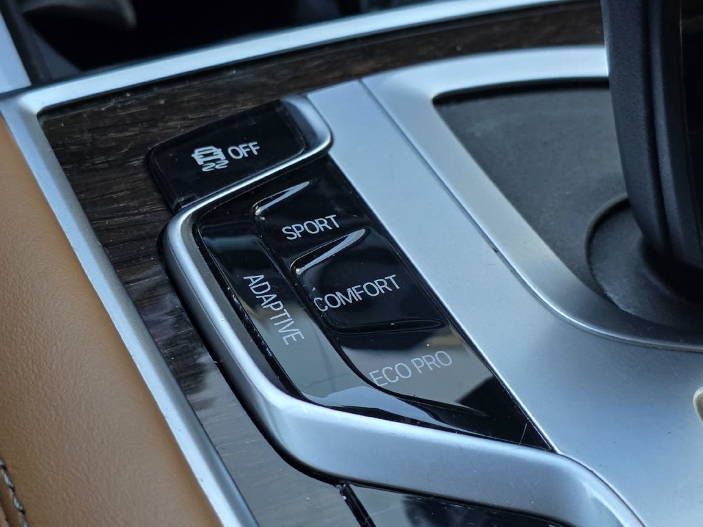 Used 2020 BMW 740i w/ Premium Package RWD image 29