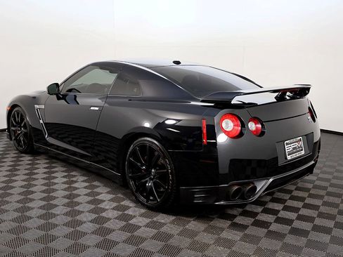 Used 2014 Nissan GT-R Premium image 11