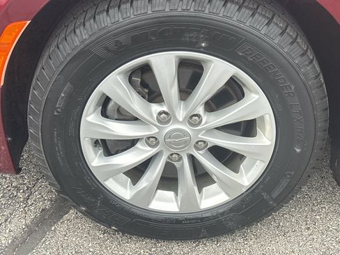 Used 2018 Chrysler Pacifica Touring-L FWD image 8