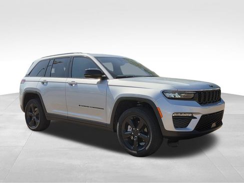 Used 2025 Jeep Grand Cherokee Limited w/ Black Appearance Package RWD image 4