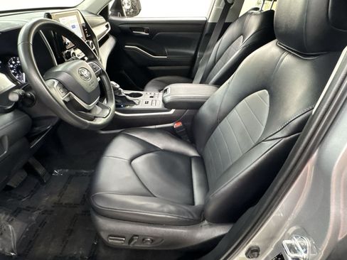 Used 2025 Toyota Highlander XLE AWD/4WD image 16
