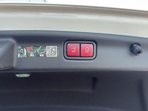 Used 2025 Mercedes-Benz C 300 4MATIC Sedan image 32