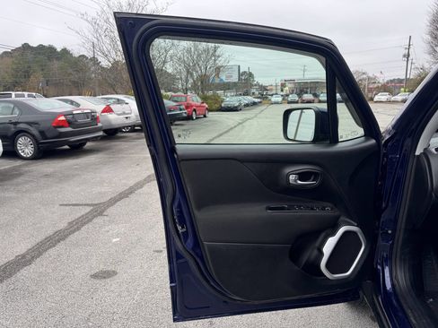 Used 2018 Jeep Renegade Latitude image 12