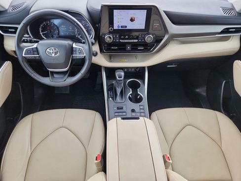 Used 2023 Toyota Highlander XLE AWD/4WD image 16
