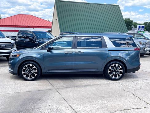 Used 2024 Kia Carnival EX FWD image 3