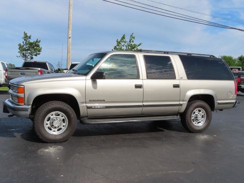 Used 1999 Chevrolet Suburban 2500 w/ Preferred Equipment Group 3 AWD/4WD image 2