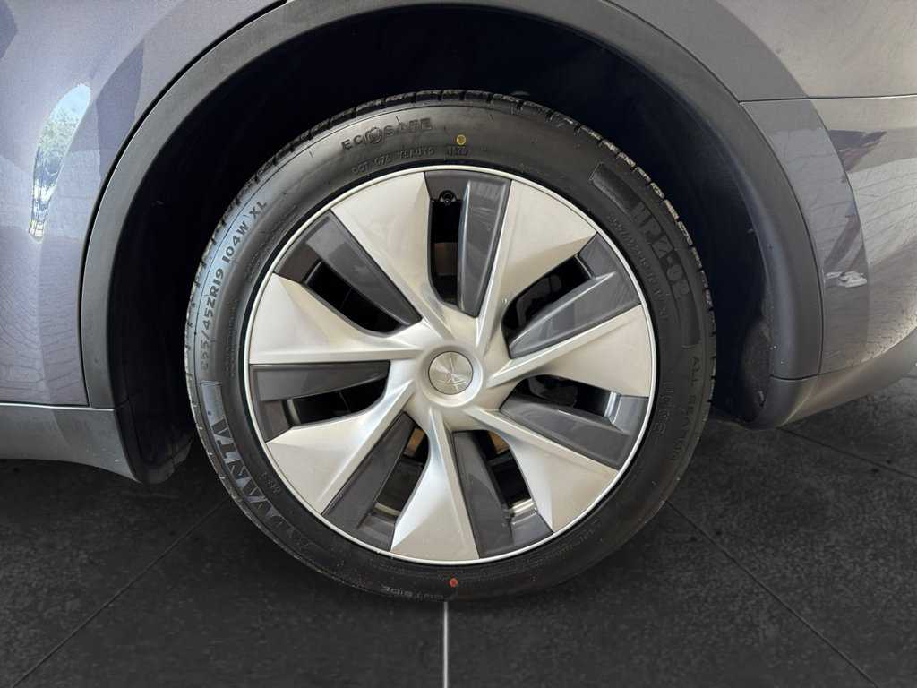 Used 2023 Tesla Model Y 2WD image 32