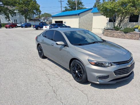 Used 2017 Chevrolet Malibu LT FWD image 2