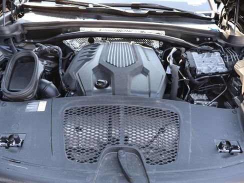 Certified 2026 Porsche Macan AWD/4WD image 30